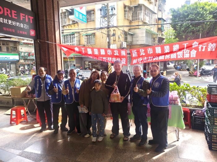 寒冬送暖捐熱血 新北職總與板橋捐血站四年不間斷 31 《圖說》新北市職業總工會與新北市勞資關係關懷協會合辦「寒冬送暖熱心捐熱血活動」,以實際行動傳遞溫暖與關懷。〈主辦單位提供〉