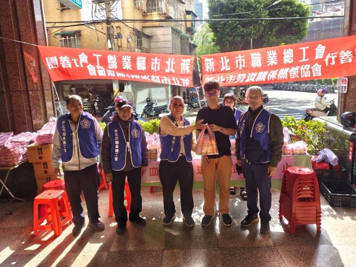 寒冬送暖捐熱血 新北職總與板橋捐血站四年不間斷 32 《圖說》「寒冬送暖熱心捐熱血活動」以行動,號召更多人站出來,用最直接的方式關懷社會、守護生命。〈主辦單位提供〉