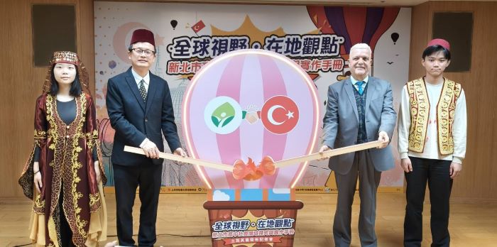 《圖說》新北市《高中社會領域探究與實作教材手冊一土耳其篇》啟動儀式，教育局長張明文與駐臺北土耳其貿易辦事處代表柯睿(Fikret Turkes)合影。〈記者葉柏成攝〉