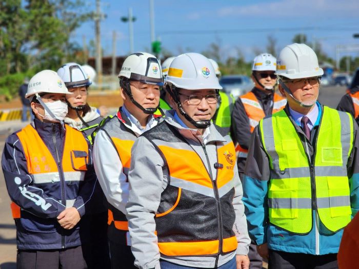 視察A3計畫道路新闢工程 侯:區域發展再推進 25 《圖說》侯友宜市長(左三)偕同工務局長馮兆麟(左二)、國土署等人,視察並聽取A3計畫道路工程進度簡報。〈工務局提供〉