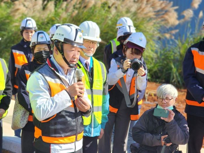 視察A3計畫道路新闢工程 侯:區域發展再推進 26 《圖說》工務局長馮兆麟說明A3計畫道路新闢工程、105市道改善工程相關內容。〈工務局提供〉