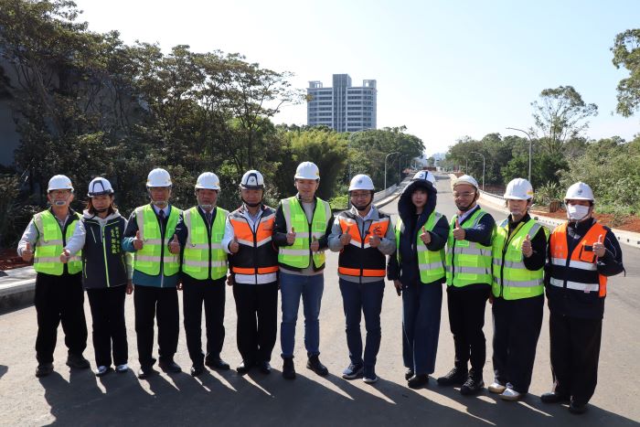 視察A3計畫道路新闢工程 侯:區域發展再推進 27 《圖說》侯友宜市長(右五)視察A3計畫道路工程,與民代、施工團隊合影。〈工務局提供〉
