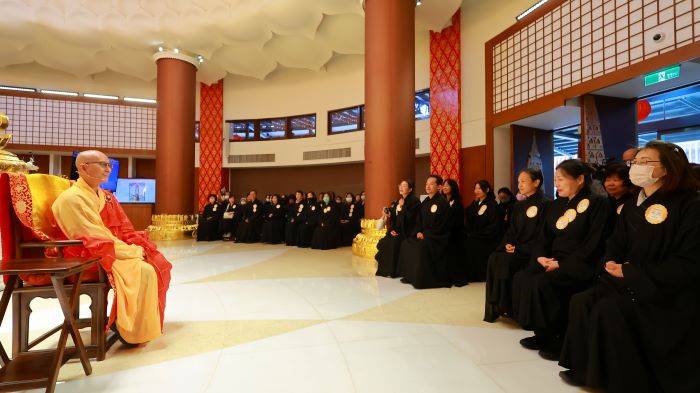 《圖說》華嚴經柱裝臟大典法儀圓滿後，靈鷲山大康法師慈悲開示。〈靈鷲山佛教教團提供〉