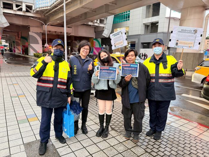 歡樂巨星演唱全球遊客同嗨 板橋警多語宣導反詐騙 20 《圖說》板橋警確保每一位國內外遊客留下安全、美好的回憶。〈板橋分局提供〉