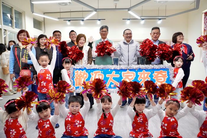 客家文化更生活化 新北增兩座哈客館扎根校園 15 《圖說》三重啟文幼兒園小朋友透過客語歡迎歌,與侯友宜市長及貴賓共舞,歡迎市民朋友一起來到新北哈客三重館作客,左三客家局長劉冠吟。〈客家局提供〉