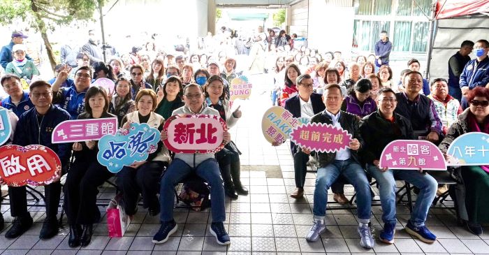 客家文化更生活化 新北增兩座哈客館扎根校園 16 《圖說》侯友宜市長與貴賓共同拿起手舉牌,歡慶新北哈客三重館正式啟用。〈客家局提供〉