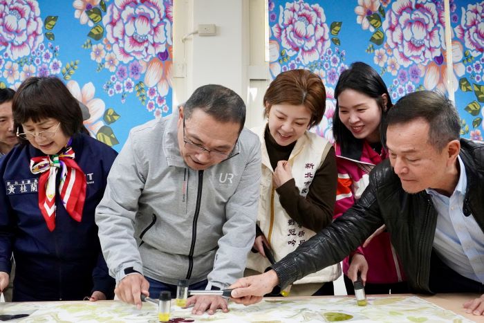 客家文化更生活化 新北增兩座哈客館扎根校園 17 《圖說》侯友宜市長與客家局長劉冠吟(右3)及貴賓體驗植物槌染,創作出代表秋收冬藏的槌染作品,展現新北哈客三重館的新氣象。〈客家局提供〉