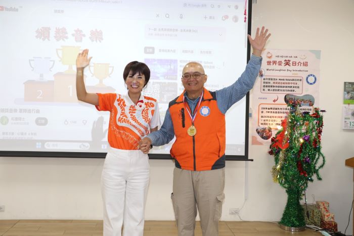 《圖說》新北市愛笑瑜珈協會創辦人王淑芳（左）感謝台灣總笑長陳達誠老師的引進和帶領。〈社會局提供〉