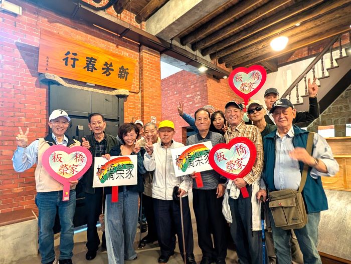 長輩生活更豐富精彩 板橋榮家新中巴微旅行啟動 31 《圖說》充滿歷史韻味的新芳春茶行博物館,讓長輩彷彿穿越時空隧道,回到過往的繁華年代,左3板橋榮家陳桂美主任。〈板橋榮家提供〉