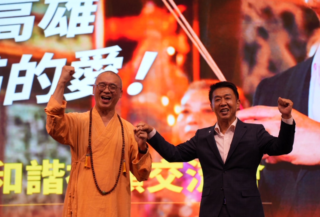 ▲曾是成大物理系高材生的台灣宗教聯合會暨楠西僧伽林萬佛寺方丈釋法藏和尚,為台大機械系的許智傑稱讚。(記者 李堂安 翻攝)