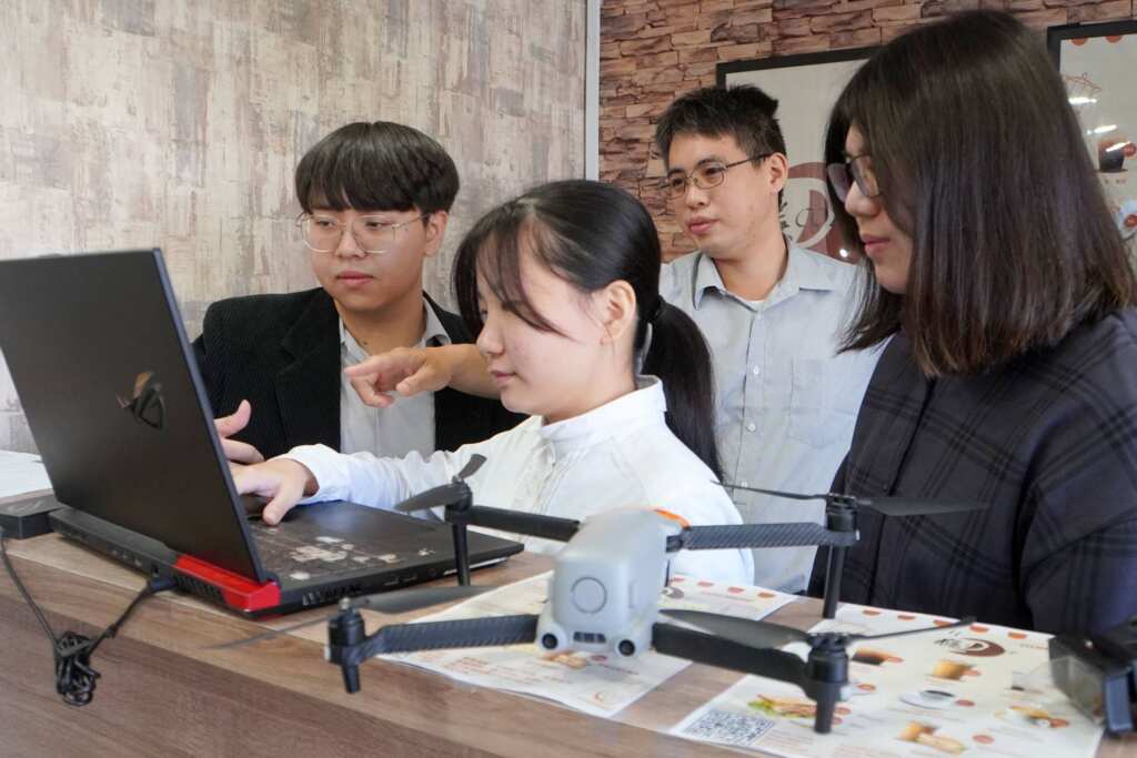 ▲大葉大學會資系許孟勖老師(後)與學生討論系統設計。(記者林明佑翻攝)
