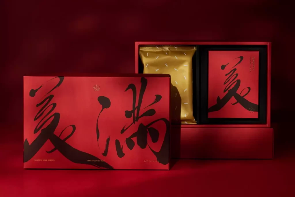 「美滿茶點禮盒」售價880元，內容為鹿兒島焙茶蛋捲與花形蘋果米餅。圖／TASTE by MMHG
