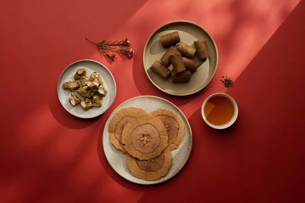 _焙茶蛋捲寓意「焙」來好運，紅茶牛軋糖象徵「紅」運當頭，普洱茶代表「洱」目一新，蘋果米餅則有「蘋蘋安安」之意。圖／TASTE by MMHG