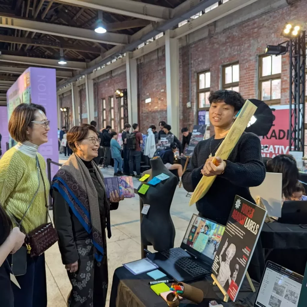 來自加拿大夥伴學校CIC執行董事Ms. Joanie Kan特別來台參加VIS第十一屆PBL成果展,現場感受學生的創意與學習熱情