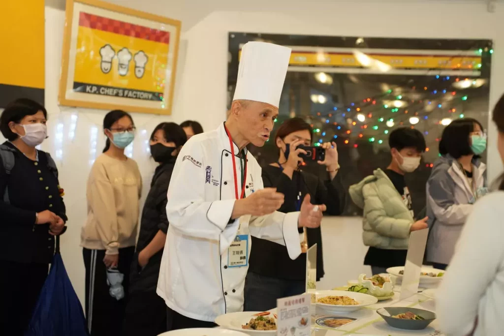 透過開平餐飲主廚盃競賽,國中生能與各校選手交流學習,也能獲得業界主廚的專業指導與建議。