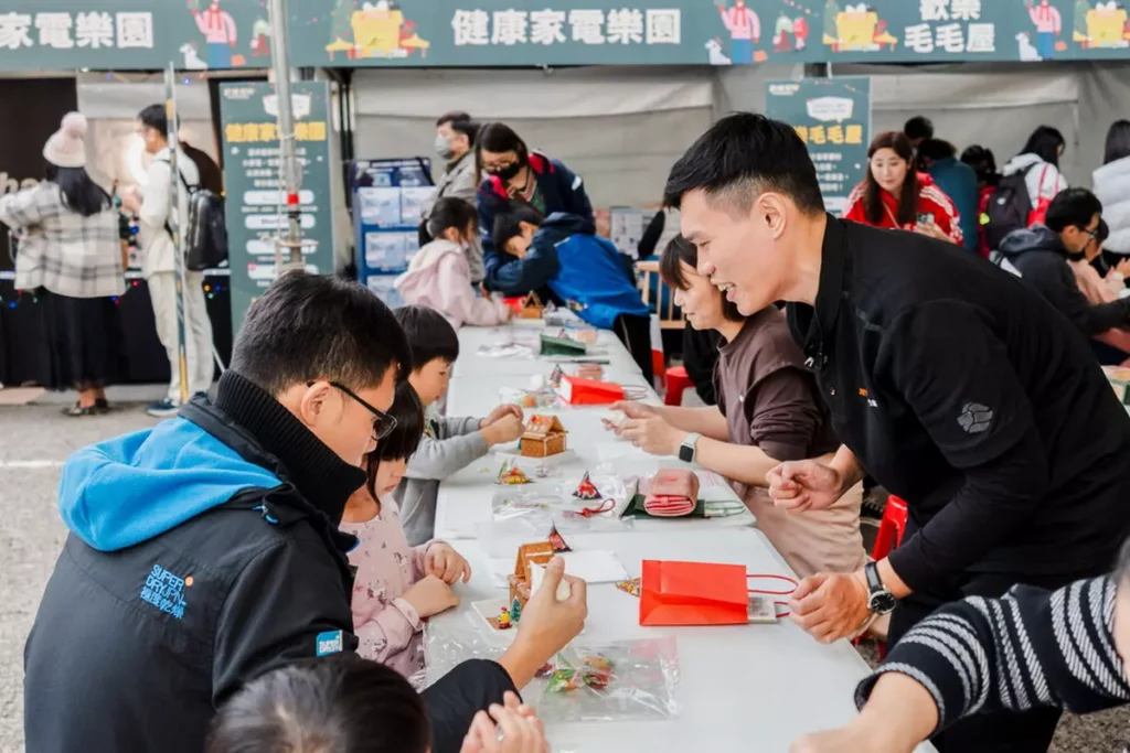 燦坤耶誕市集12月14日還有推出耶誕應景的「薑餅屋」與「耶誕花圈」手作課程(限量),歡迎有興趣的民眾可趕快洽詢燦坤新竹店報名