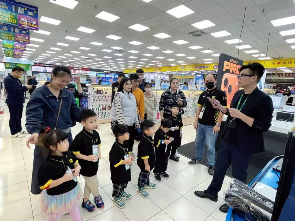 _燦坤耶誕市集吸引許多小朋友報名參與「小小店長」體驗,除了學習待客禮儀,還能近距離接觸最新的Rokid AI智慧眼鏡