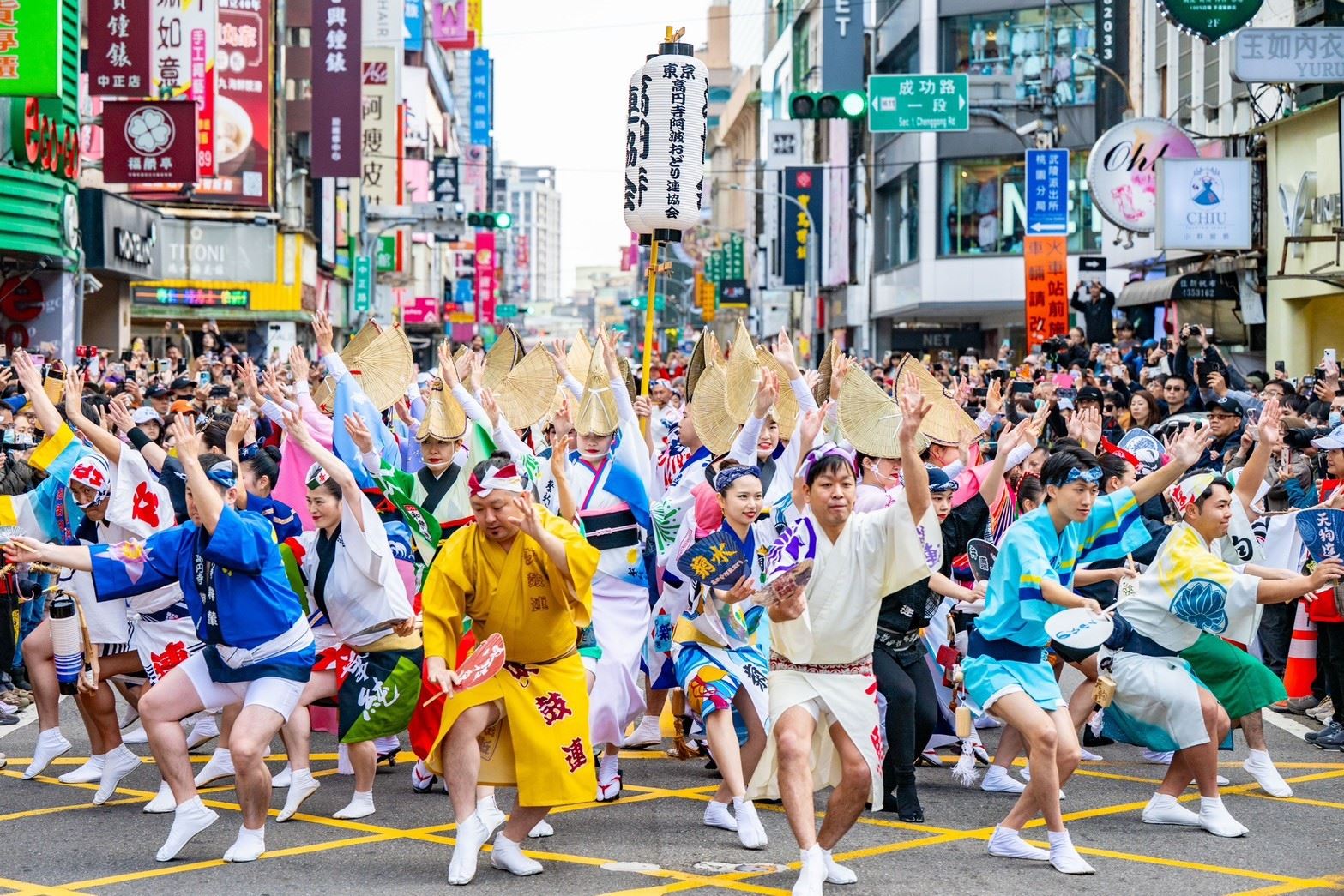 桃園人擠爆景福宮外爭睹阿波舞表演 為老城區注入新活力 1ae2567b 1ea9 4eba 9b20 841e8d185d63