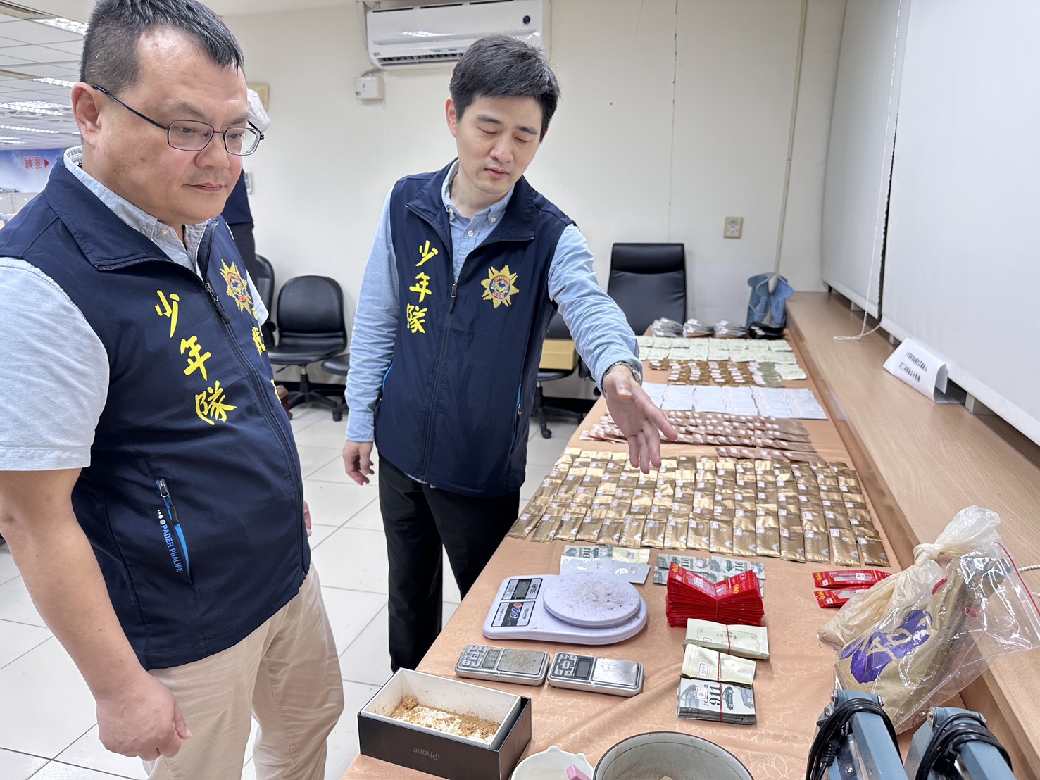 桃警少年隊與蘆竹分局聯手執行「雷霆除暴」專案,經長期佈線蒐證,於10日持搜索票破獲製毒工廠,當場查捕簡姓犯嫌。(記者翻攝)
