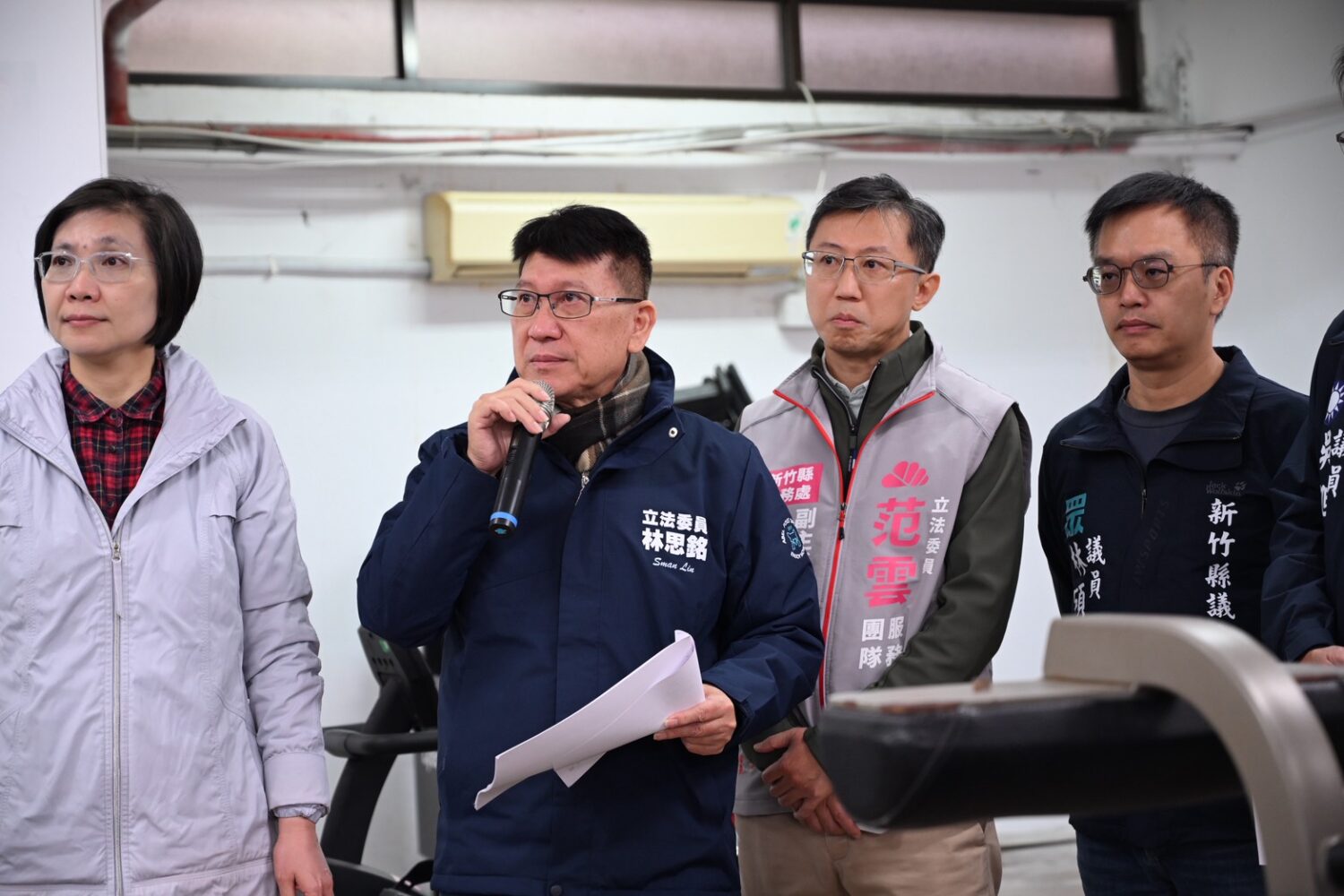 第一選區立委徐欣瑩(左1)也現身隨同考察團關切校園各項設施落實狀況。(圖/林思銘國會辦公室)