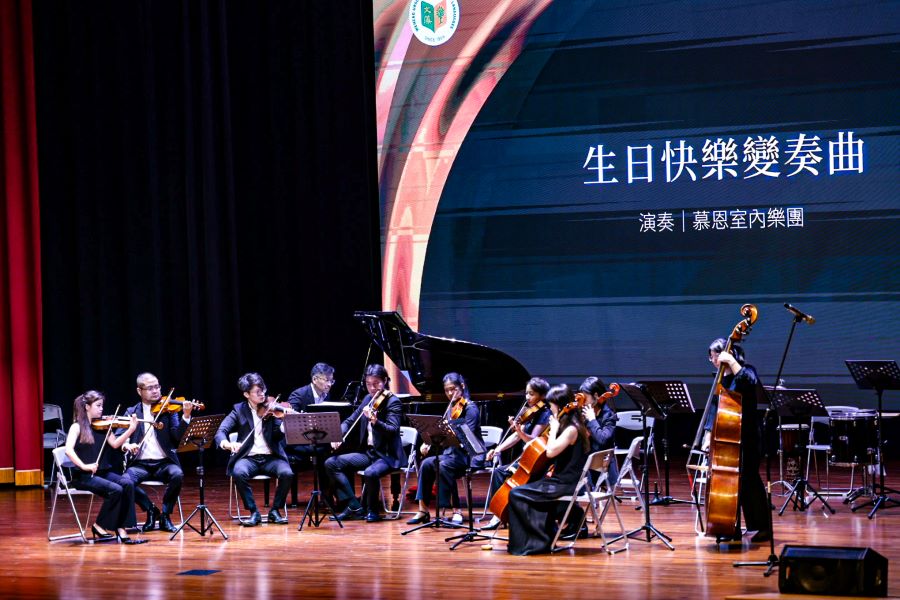 ▲文藻外語大學迎接明年創校60周年,舉辦「校慶感恩音樂會」,邀請國內知名慕恩室內樂團與世紀合唱團聯袂演出,以悠揚樂聲為校慶系列活動揭開溫馨序幕。