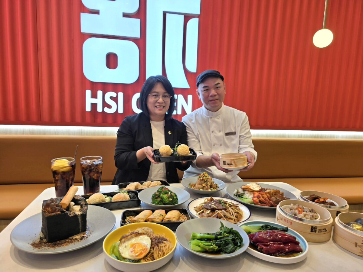 ▲築間餐飲集團總經理周秀花(圖左)、「喜辰港式點心茶餐廳」主廚黃義仁(圖右)。(記者廖美雅拍攝)