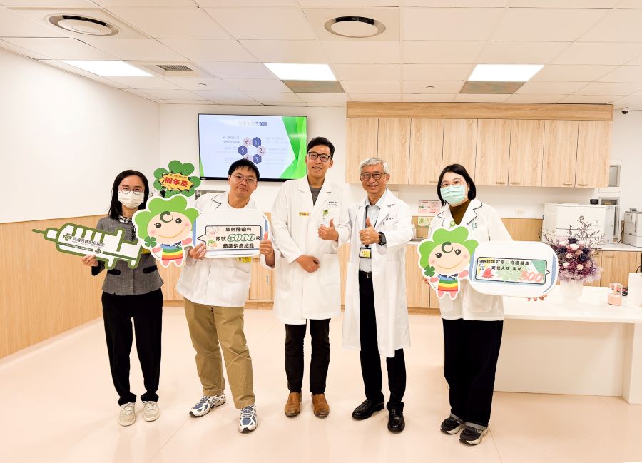 ▲右起,右二高雄秀傳紀念醫院院長傅尹志,右三放射腫瘤科趙梓淵主任。
