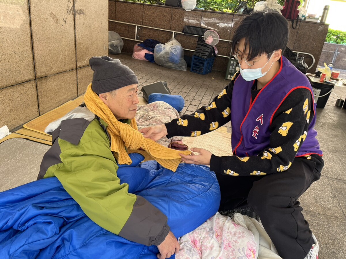 ▲人安街頭發放禦寒物資，協助抵禦低溫。