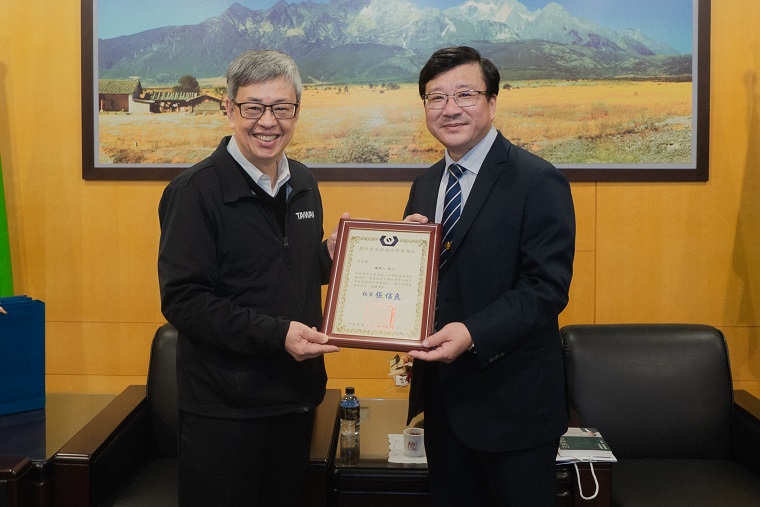 ▲虎科大校長張信良(右)代表學校感謝中研院院士陳建仁(左)蒞校演講。
