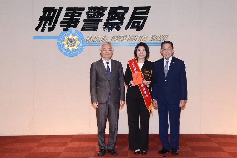 ▲警政署長張榮興與中華民國刑事偵防協會理事長黃炳彰聯合頒獎,表揚刑事警察大隊偵查員張雅婷。