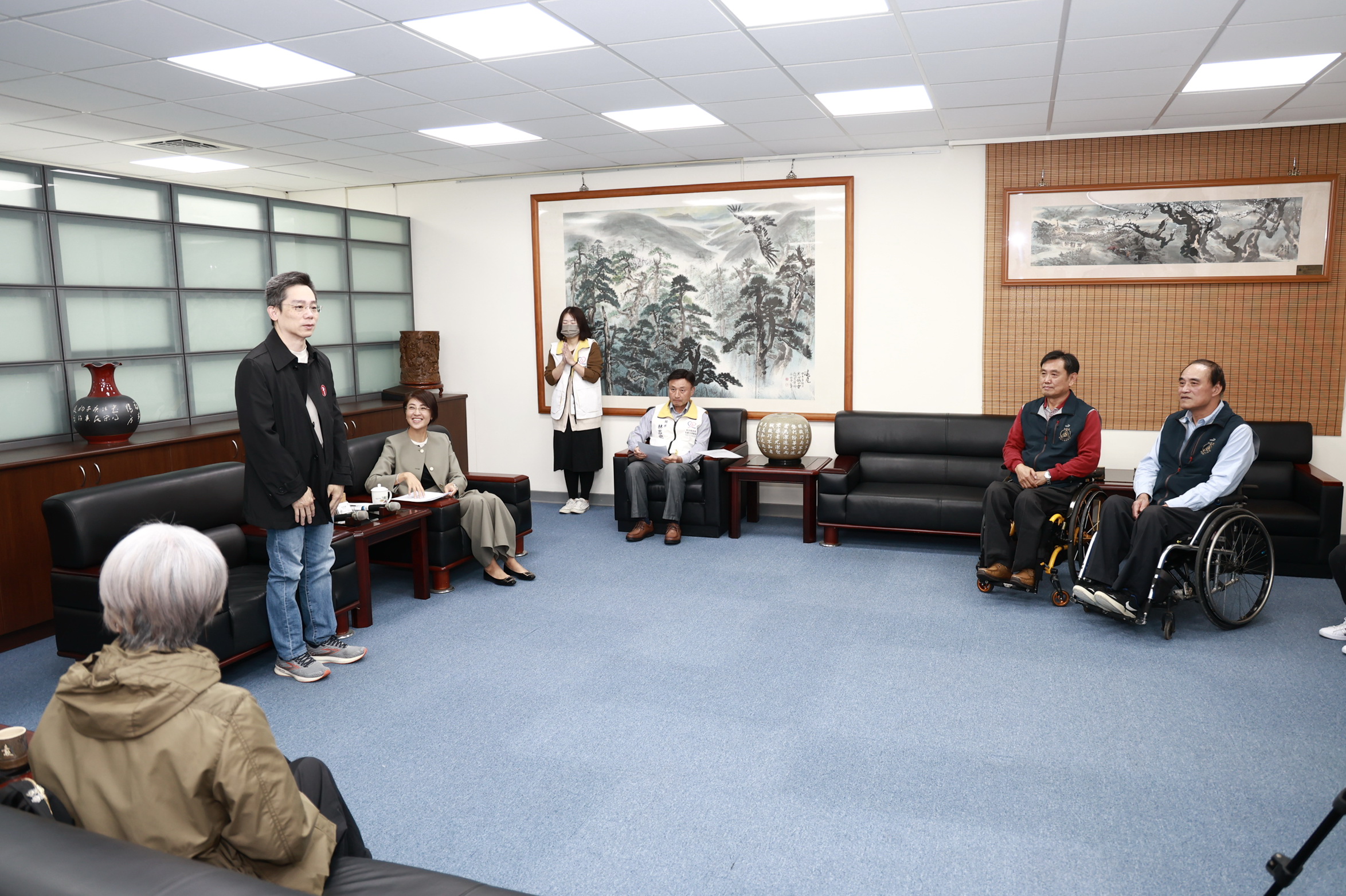 許淑華縣長感謝中華耆幼關懷協會捐贈本縣復康巴士 - https://www.watchmedia01.com