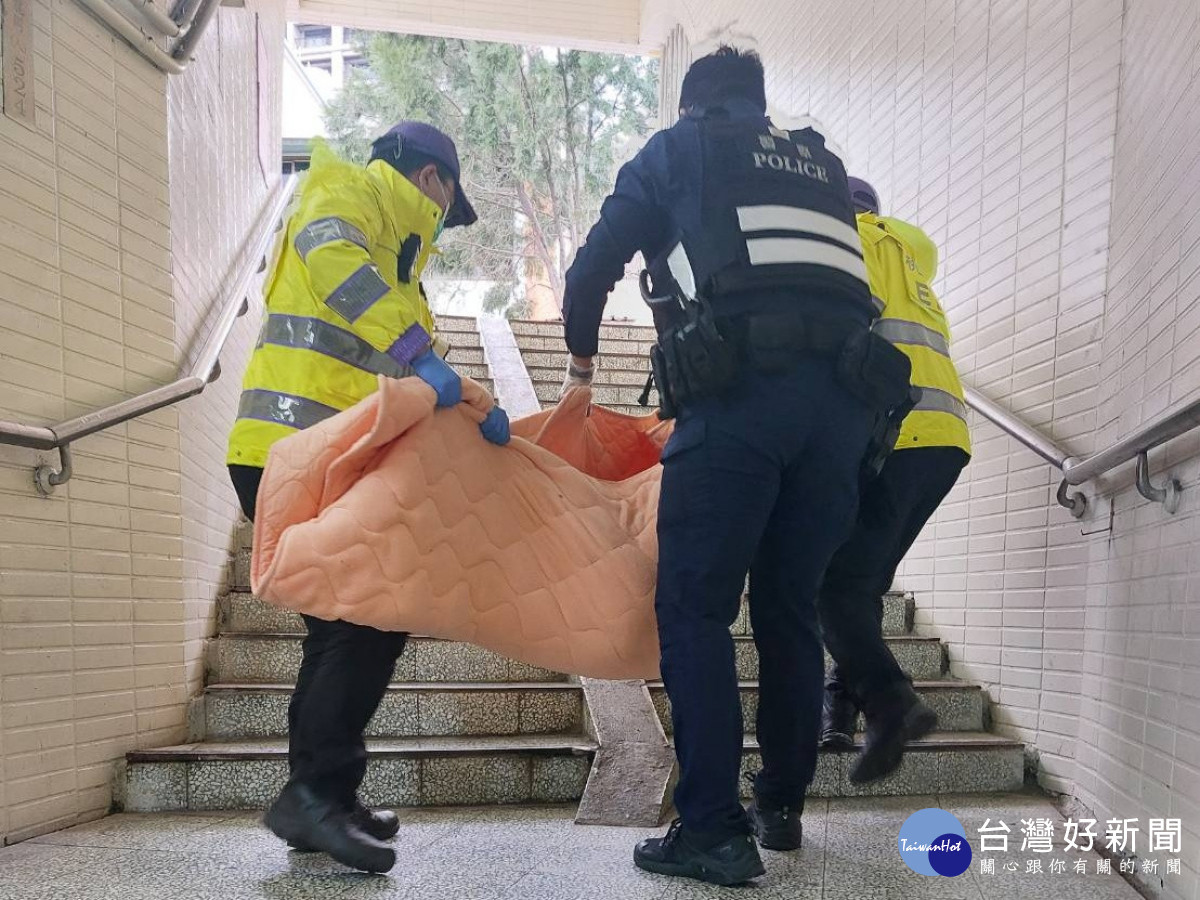 警員隨同救護車,將彭民送往部立桃園醫院就醫。