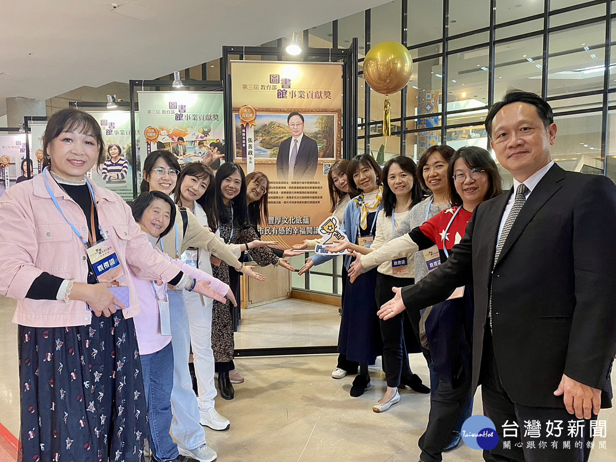 桃市圖、張善政市長獲頒圖書館界的奧斯卡雙獎殊榮