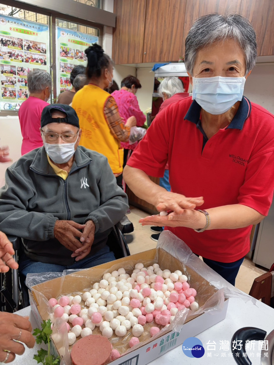 長輩們一邊搓湯圓、一邊互相打趣，現場氣氛溫馨熱鬧