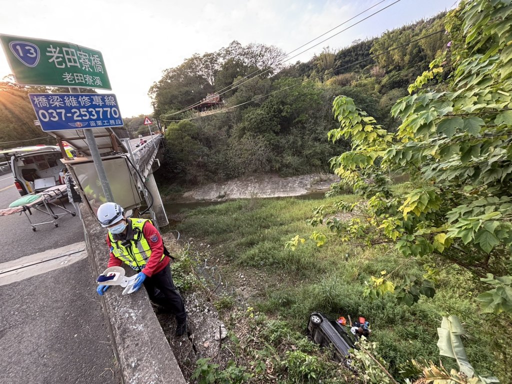 苗栗自小客車自撞墜落橋下溪床! 女駕駛受傷送醫