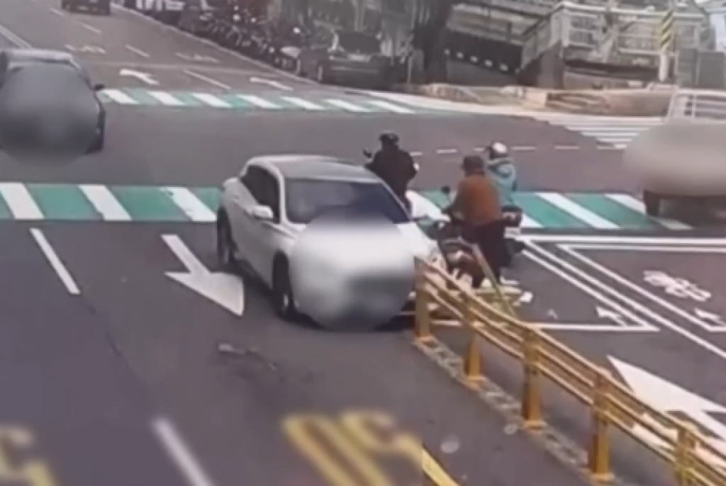 失控畫面曝光!基隆仁一路小客車擦撞護欄一路撞 2人受傷警追毒駕