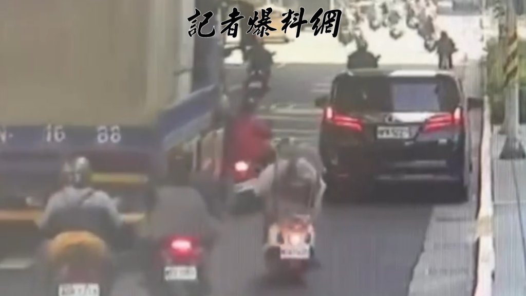 驚悚畫面曝光!中和女騎士疑閃避「黃線違停車」 左切追撞大貨車小腿重創