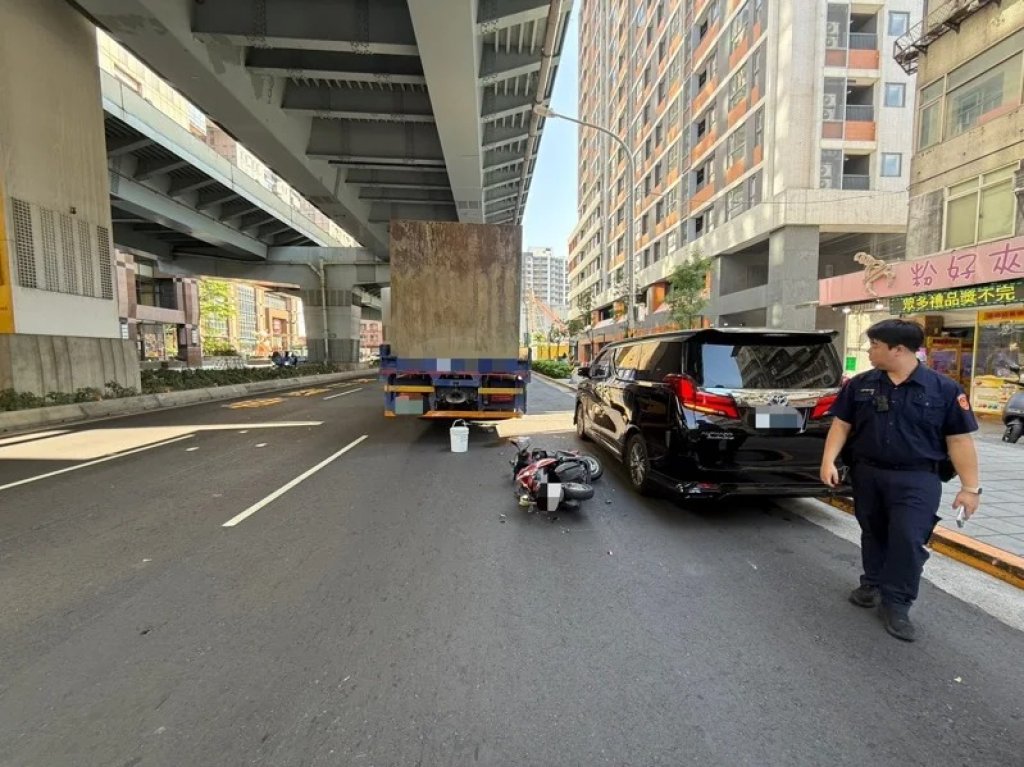 中和景平路驚悚車禍!女騎士疑追撞大貨車左小腿斷肢