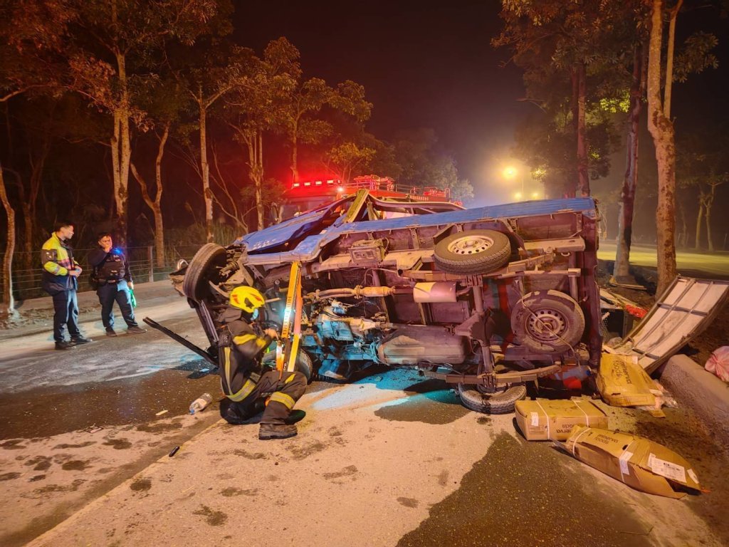 台9線鳳林路段貨車自撞翻覆！　駕駛乘客受傷交通受阻2小時