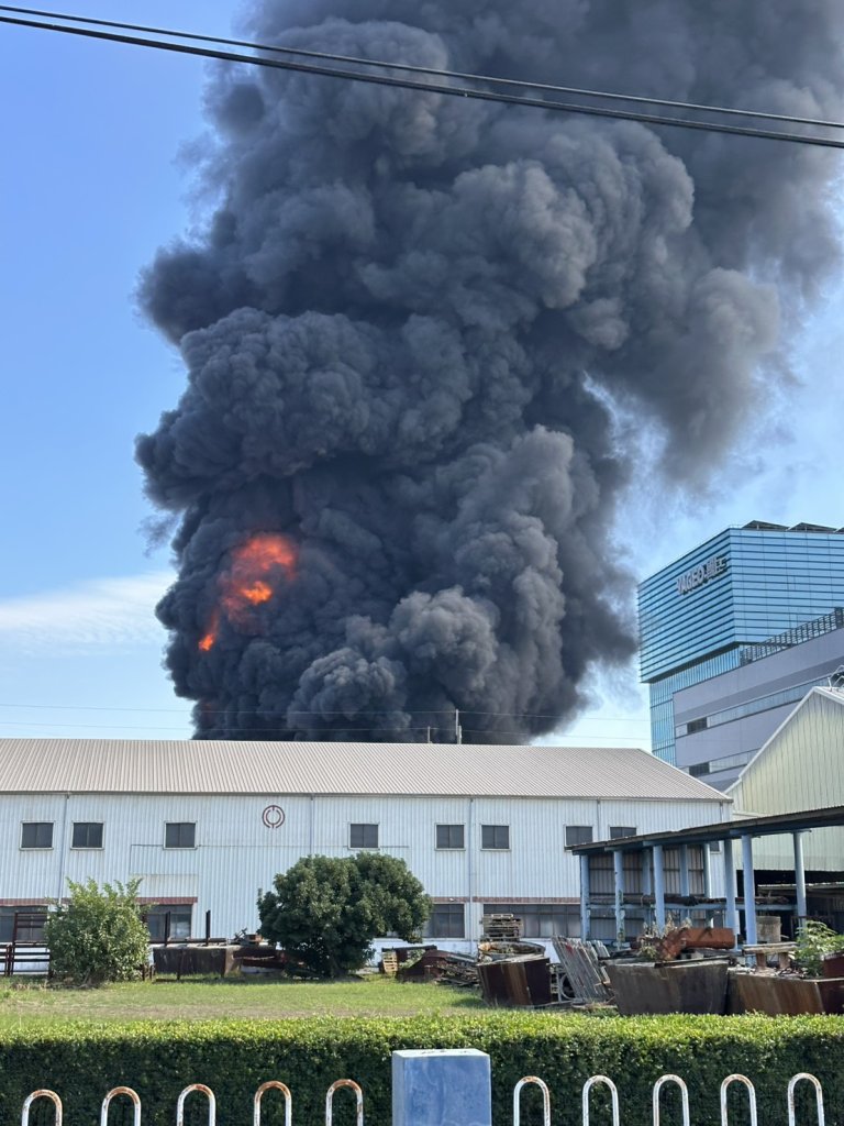 快訊/高雄大發工業區工廠火警!數公里外可見烈火 警消搶救中
