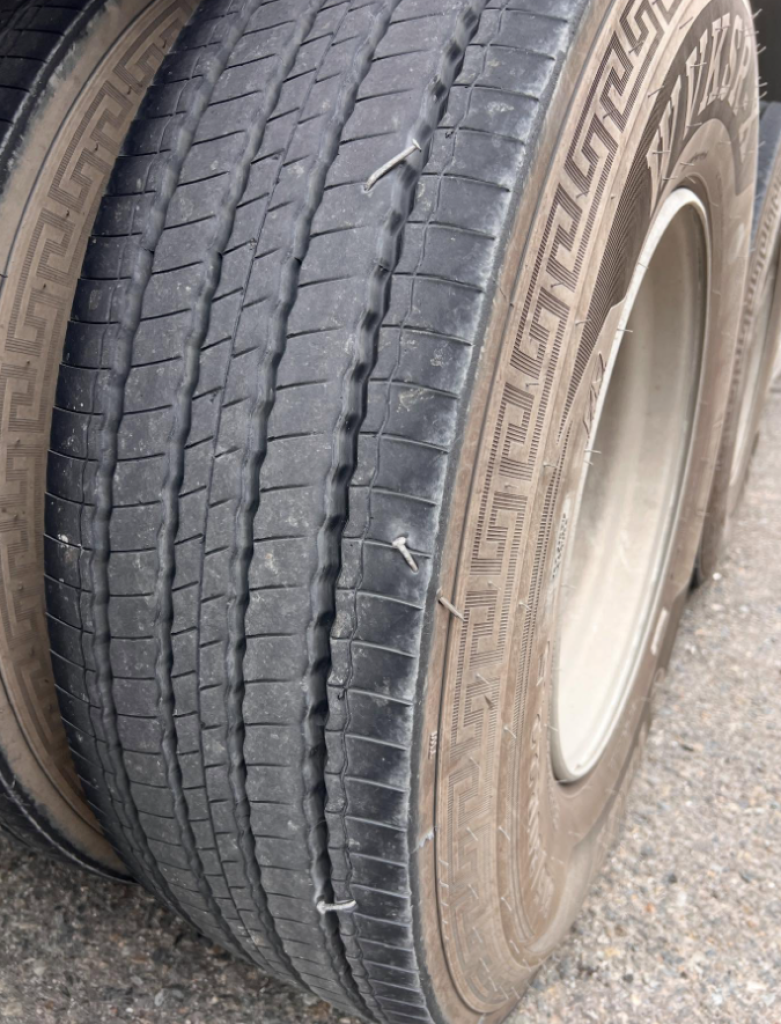 國道貨車載運鐵釘散落路面害聯結車輪胎刺穿! 國道警將對肇事駕駛開罰