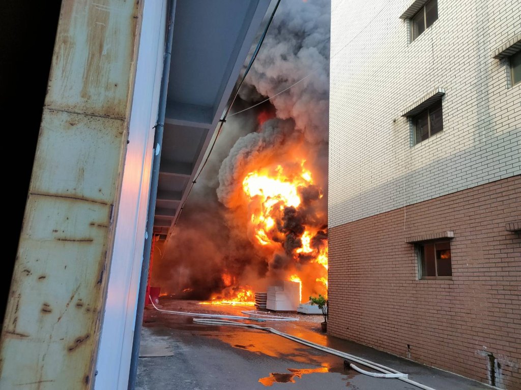 快訊/高雄大發工業區工廠狂燒!陳其邁到場曝火警原因