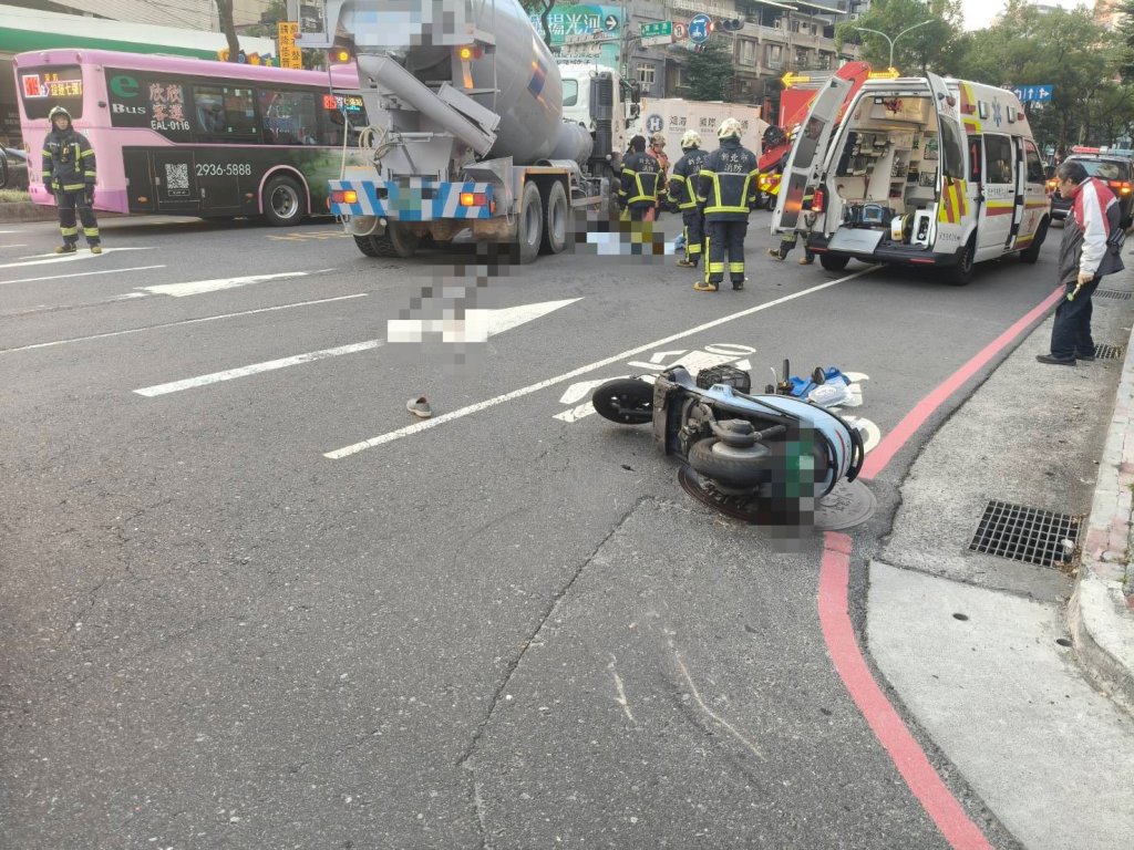 新店水泥預拌車右轉 68歲女騎士遭捲入輪下當場死亡