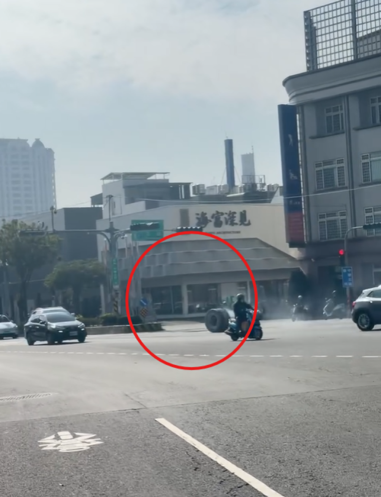 影/新車上路半小時就gg！特斯拉慘遭「暴走輪胎」突襲-車主欲哭無淚