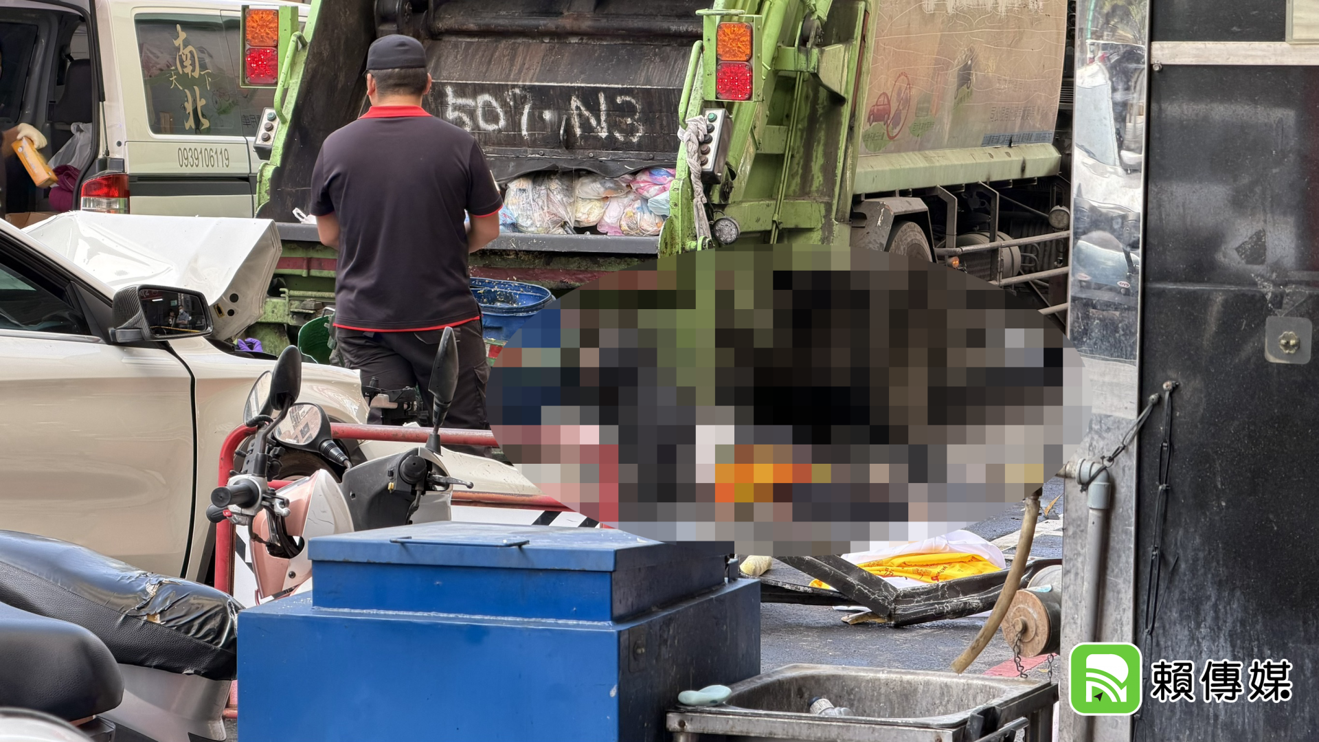 ▲23歲女清潔員與男友一起工作,卻在情人眼皮下死亡,男友、家屬哭到需要有人攙扶。(圖/記者王俊勝 翻攝)