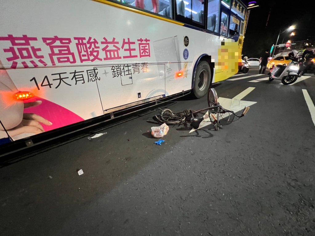北市公車禮讓行人後起步撞倒單車　7旬婦遭輾捲困車底慘死