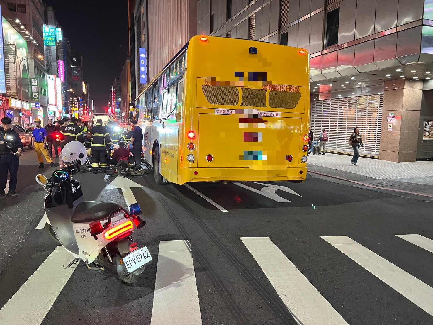 趙姓公車司機駕駛223路公車，在行人穿越道前禮讓行人，待車輛準備往南起駛時，前車頭與從路口西南角往東行駛的腳踏自行車左側車身發生碰撞。