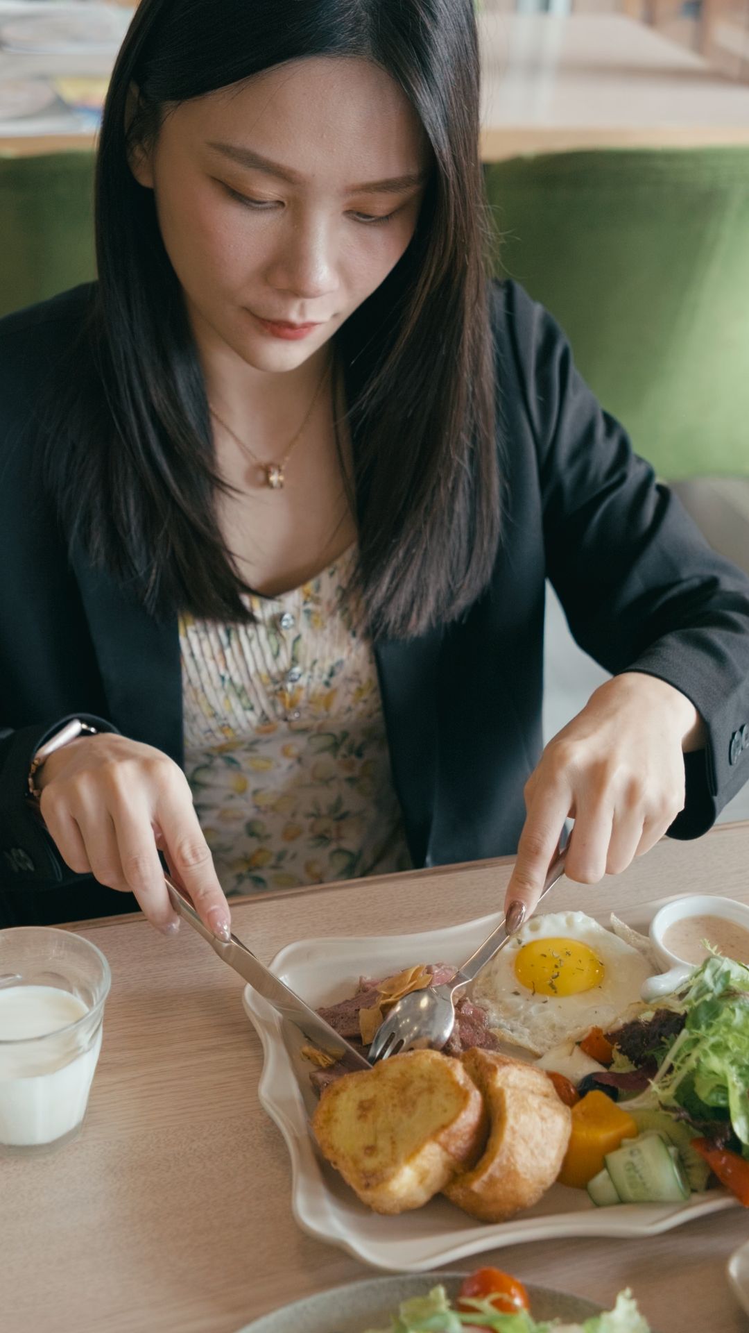 陽光灑落餐桌,崇德店白天氛圍自然放鬆,是親子與家庭共享的幸福餐桌。