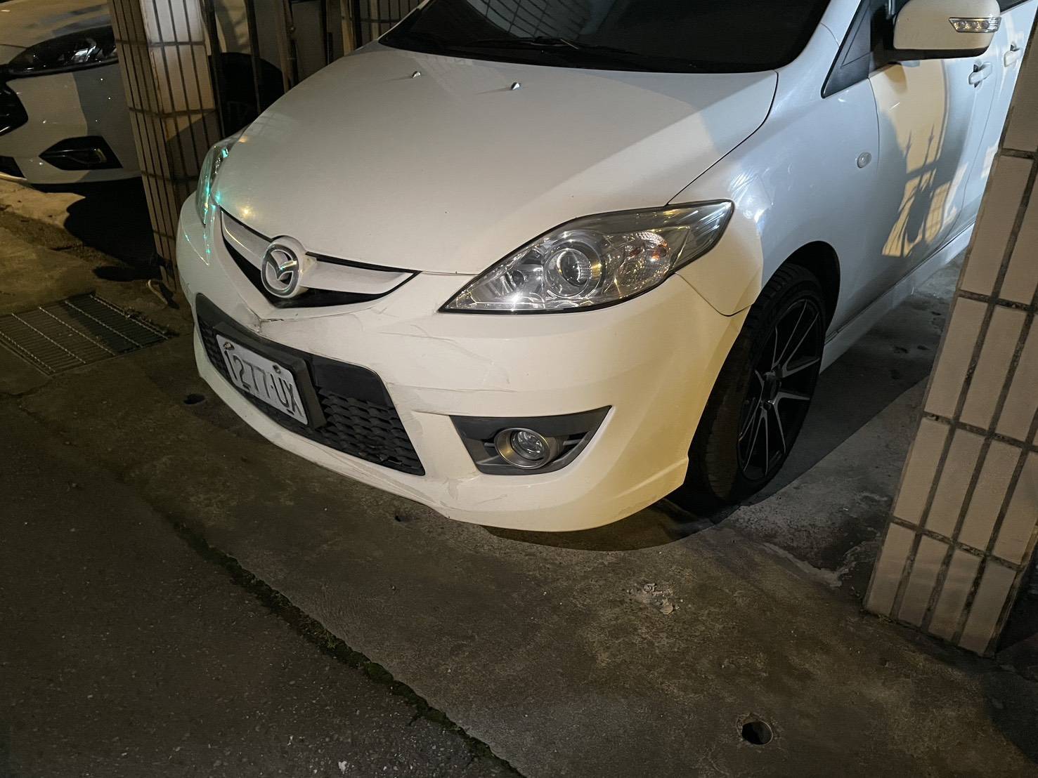 被撞車主的先生聽到巨大撞擊聲後,立即衝出門徒步追車,成功將林翁攔下並報警處理。