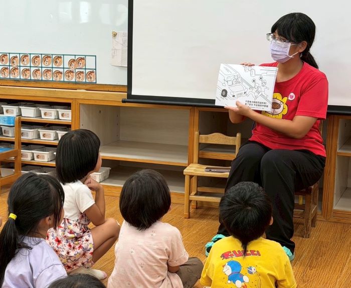 新北「生活式交通安全宣導」讓交安融入日常 40 《圖說》新北市政府向下扎根交通安全教育,將交通安全教材融入幼兒園教學,引導幼童建立正確的交通安全觀念。〈新聞局提供〉